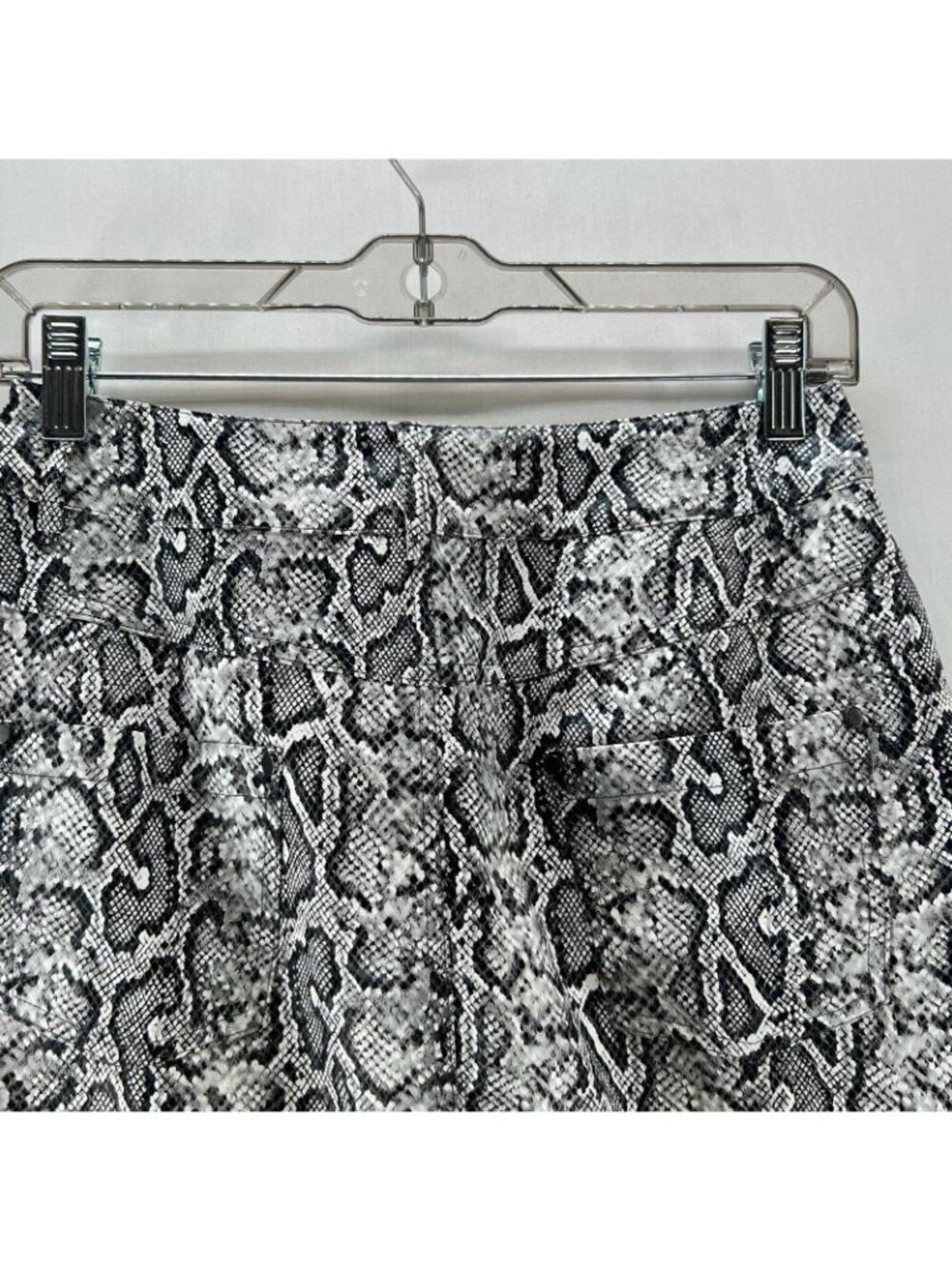 J.ING Faux Leather Snake Print Mini Skirt Size M Lined Zip Fly Pocket Gray Black - Picture 9 of 13